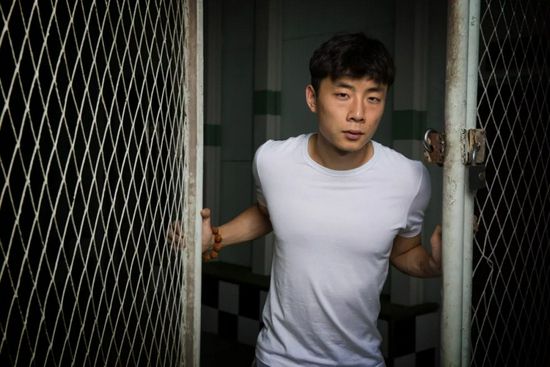 在影片中，珊珊的妹妹受过外国教育、作风洋派，整个香港又以嘈杂、拥挤的都市小公寓化身，显然是贬抑香港，美化大陆的农村关系。